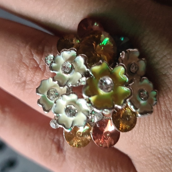 TWO FASHION RINGS - Picture 2 of 3